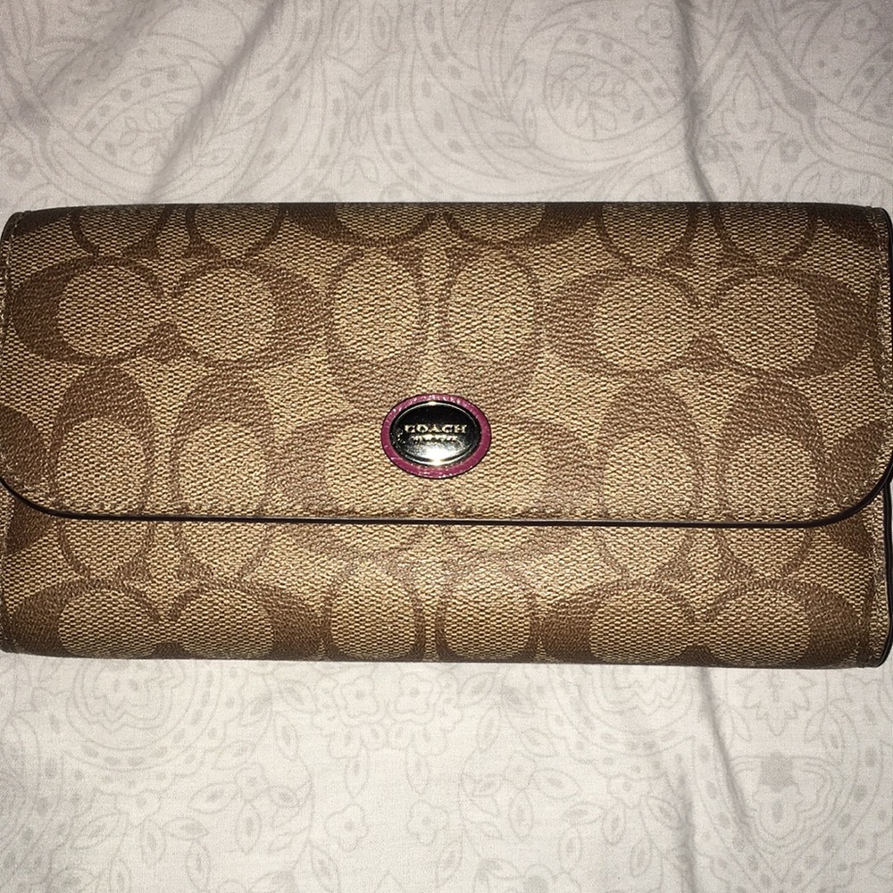 Coach Wallet. Brown with brown C’s. Perfect clutch